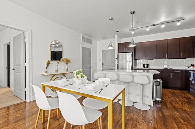 Building Photo - 5250 Town and Country Blvd