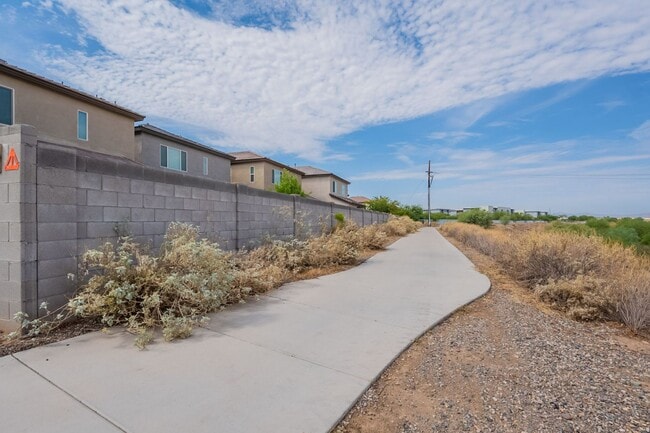 Building Photo - Solar Powered Home in Heart of Peoria!