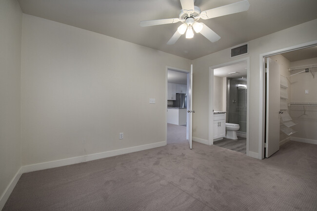 Building Photo - TOTALLY RENOVATED Summerlin Condo - Lake M...