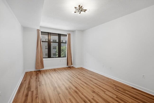 Building Photo - Penn Quarter Condo | Studio | 1 Bath | 450 Sf