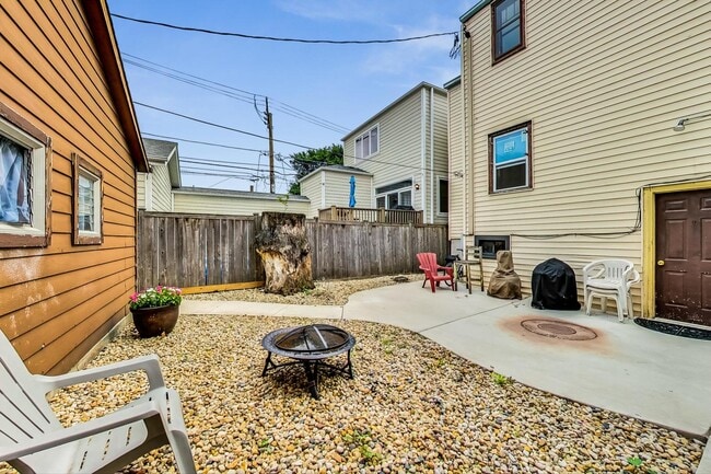 Building Photo - 3940 N Marshfield Ave