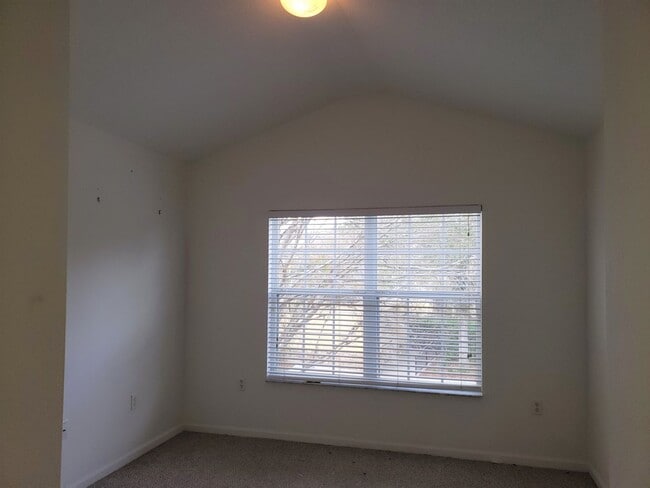 Building Photo - 2-story Spacious Townhome - Gated Communit...