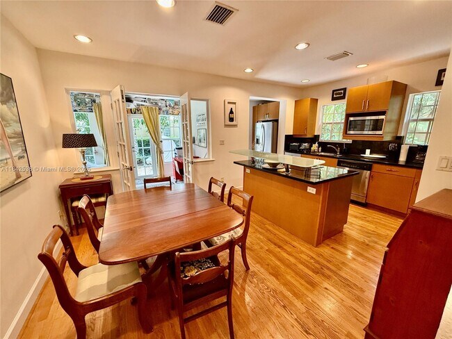 Building Photo - 544 San Lorenzo Ave