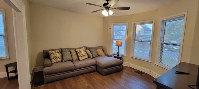 Building Photo - 628 25th St