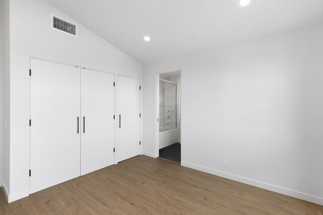 Building Photo - Modern Coastal Lease in Top of the World