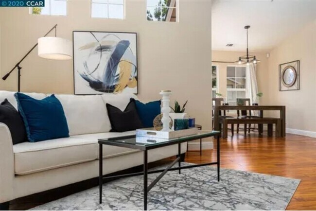 Building Photo - Two Bedroom/Two Bathroom Condo Available i...