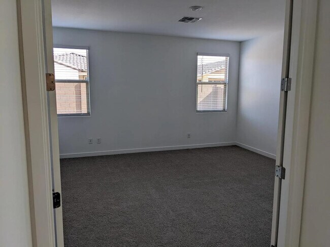 Building Photo - 2250 E Kelly Dr