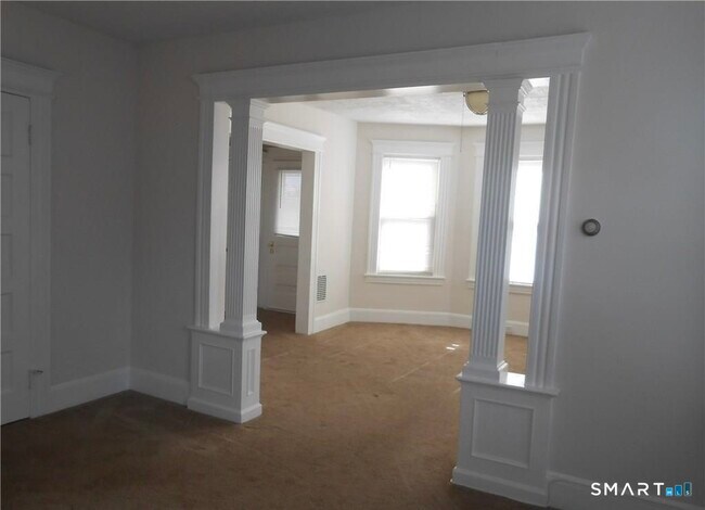 Building Photo - 166 Booth St