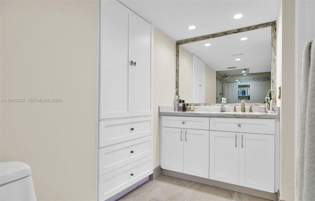 Building Photo - 801 N Venetian Dr