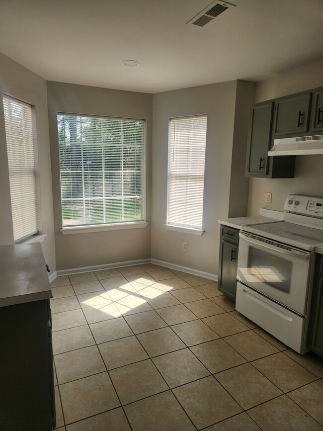 Building Photo - Lovely 4 Bedroom 3 Bath Coming Available Now