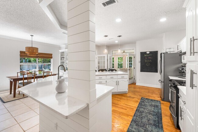 Building Photo - 220 Seabreeze Cir