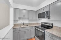 Building Photo - 735 Greens Ave