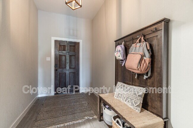 Building Photo - 804 Shrike Ln