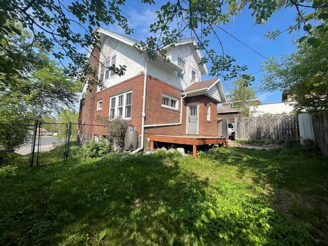 Building Photo - Beautiful 4 Bedroom Home - Free August Rent!!