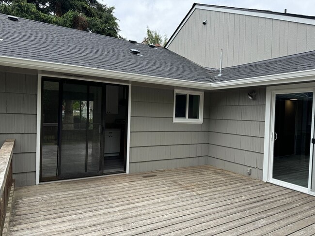 Building Photo - Beautiful 3 bedroom 1.5 bath house with a huge yard!