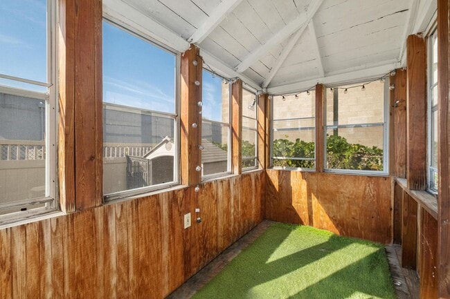 Building Photo - Bloomfield SFH 3 bedroom 1 BR With Off Street Parking/Fenced Yard