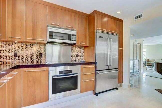 Building Photo - 1005 Russell Dr