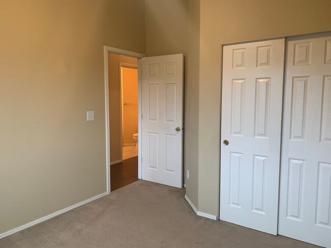 Building Photo - Great 3BD 2.5BA Fisher's Landing! Large Fe...