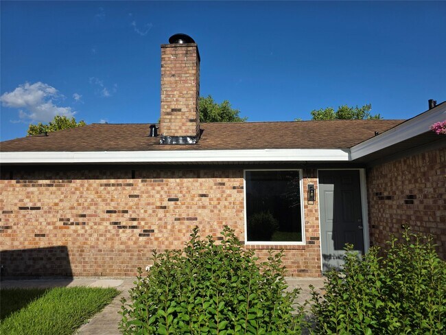 Building Photo - 11726 N Willow Cir