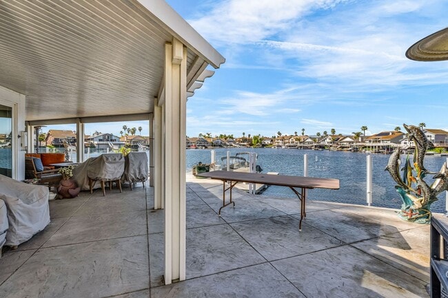Building Photo - INCREDIBLE LOCATION... END OF CUL DE SAC WITH OVER 100 FEET ON WATER... MARVELOUS DOCK AND DECK W...