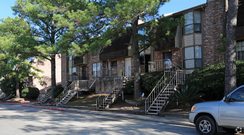 Primary Photo - Lakebridge Townhomes