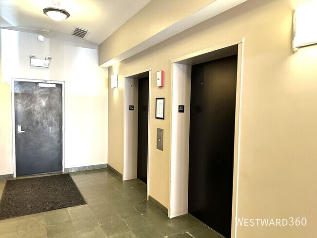 Building Photo - 1301 W Washington-401