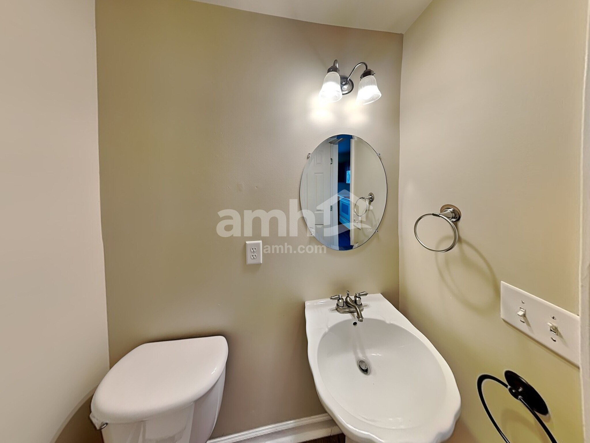 Building Photo - 1041 Vanguard Dr