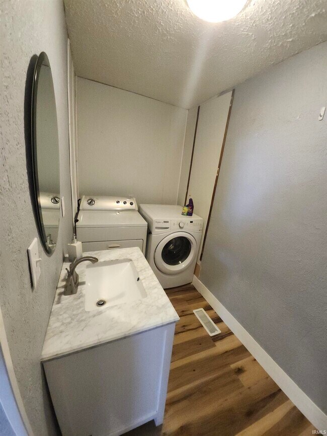 Building Photo - 503 W Walnut St