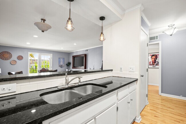 Building Photo - 6501 E Hill Dr