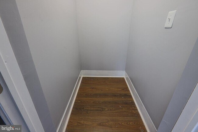 Building Photo - 9 Glenmore Ave