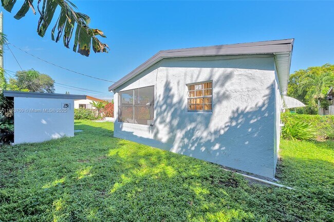 Building Photo - 6130 SW 32nd St