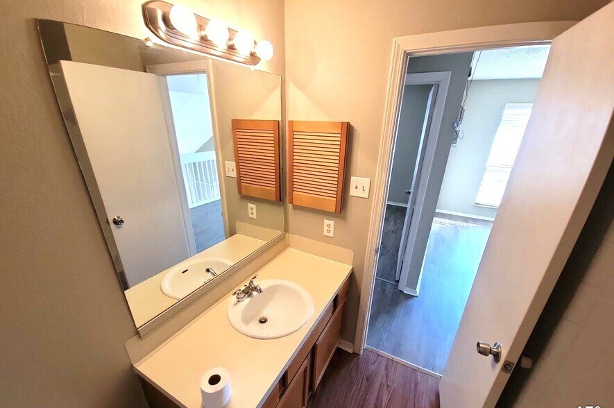 Building Photo - 6301 Fairlane Dr