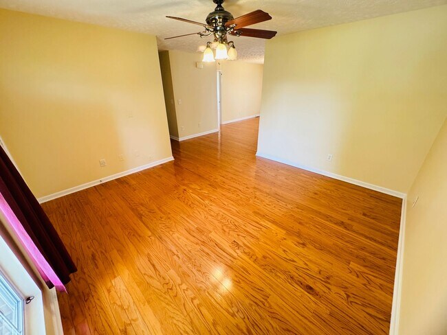 Building Photo - 3-BED, 2-BATH SINGLE FAMILY HOME WALKING DISTANCE TO CUMBERLAND!