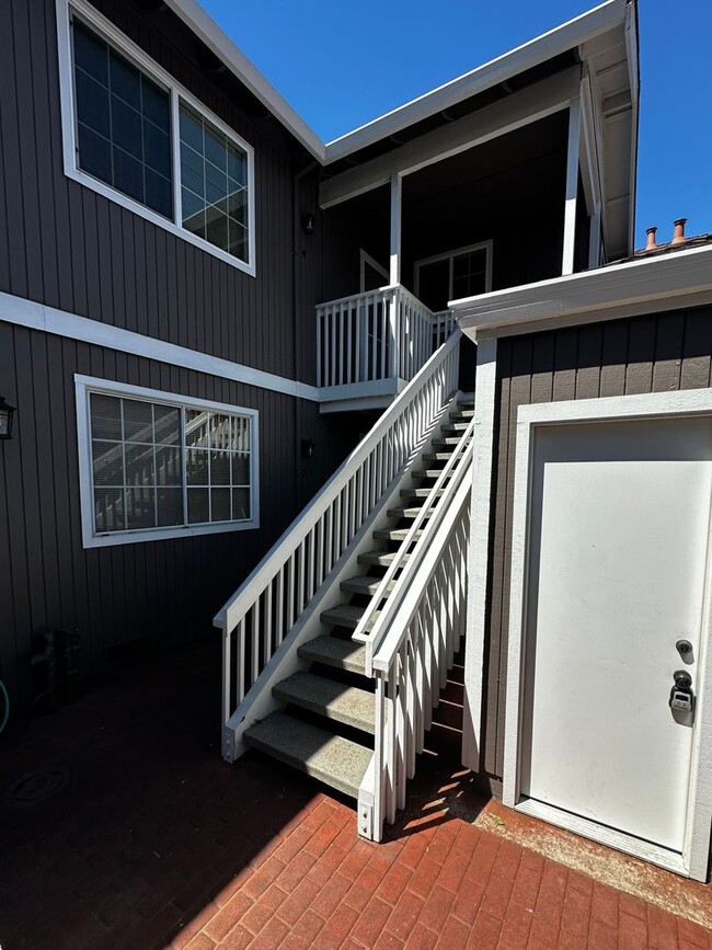 Building Photo - Second Story Lori Drive Condo