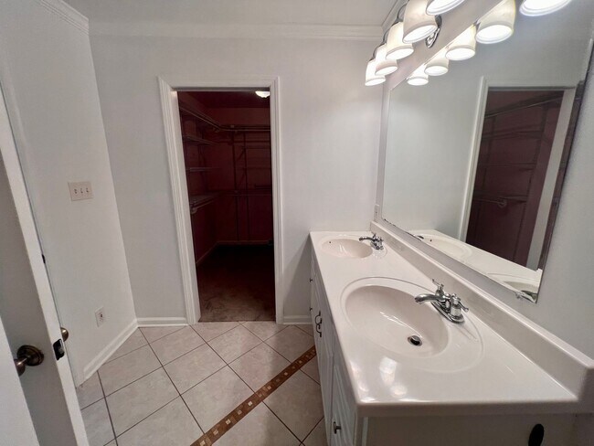 Building Photo - Cranberry - 6 bedroom 4 bathroom - Stunnin...