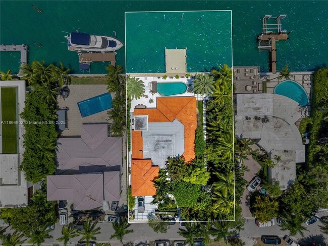 Building Photo - 1111 N Venetian Dr