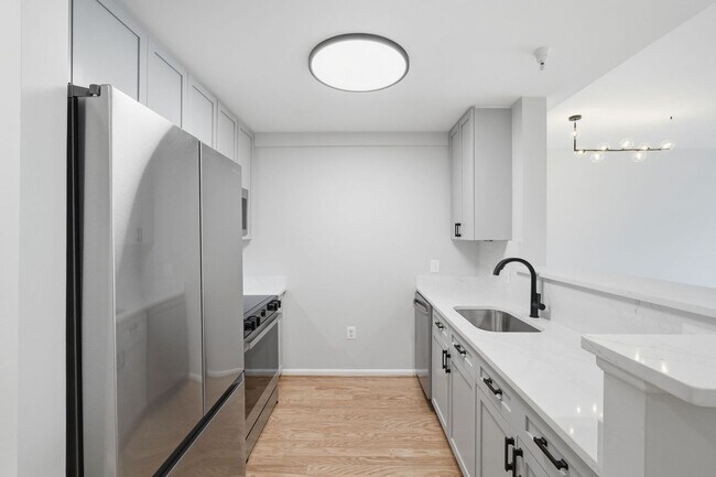 Building Photo - Bright & Renovated Condo with Pool, Gym & Parking!