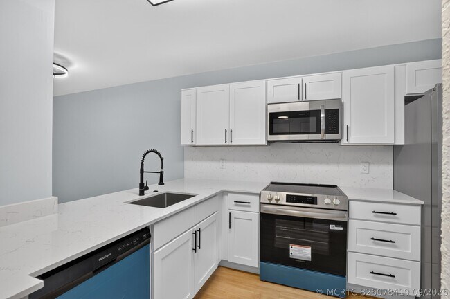 Building Photo - 6795 Huntington Ln