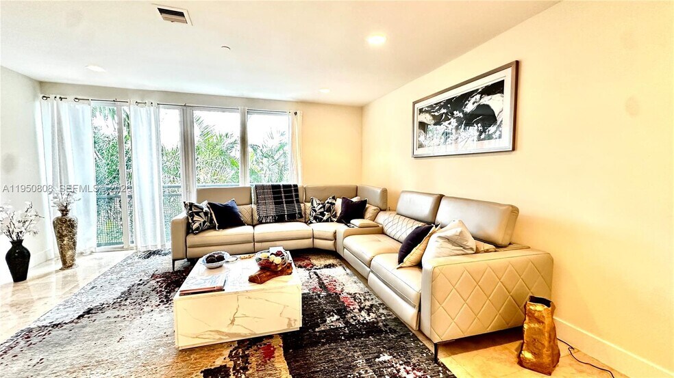 Building Photo - 814 NE 19th Ave