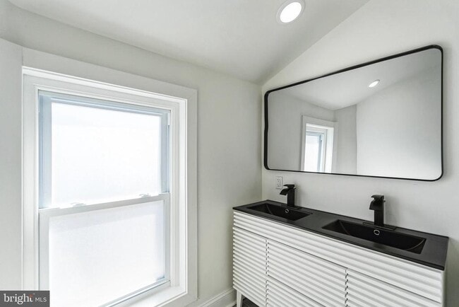 Building Photo - 382 Martin St