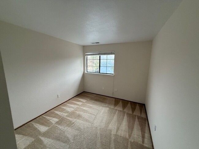 Building Photo - 3-Bedroom Pinole Townhouse with Spacious L...