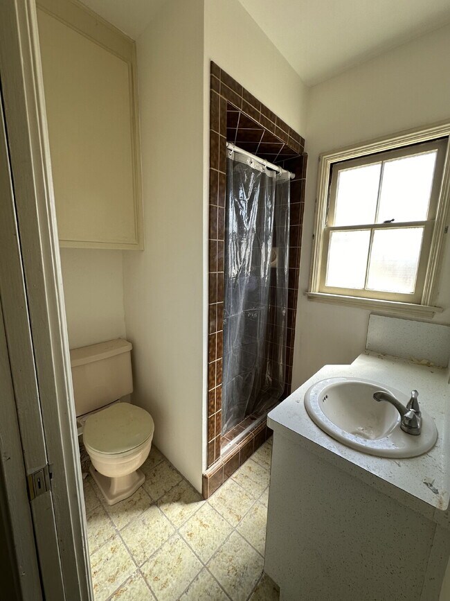 Building Photo - Charming 3 Bedroom, 2 Bath Home with Sunroom!