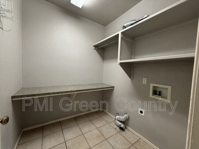 Building Photo - 4419 W Detroit Pl