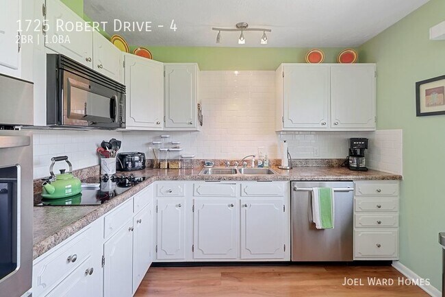 Building Photo - Two Bedroom Apt with Pool and Garage