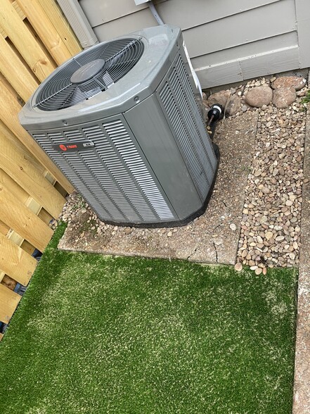 Building Photo - 105 Ellington Pl