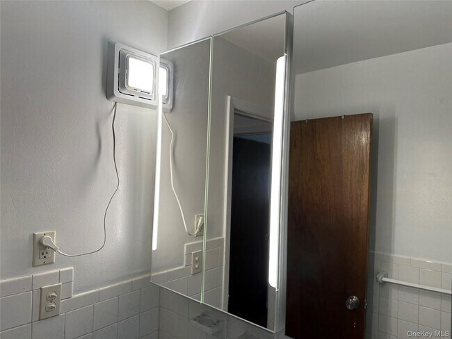 Building Photo - 7 E Lawrence Park Dr