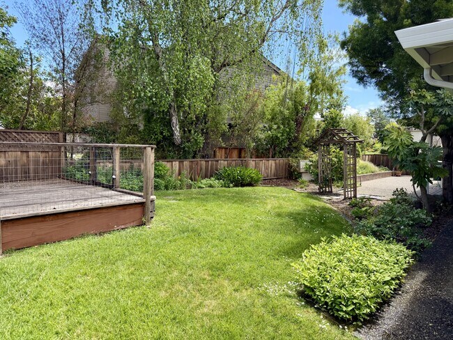 Building Photo - 213 Vía Lantana