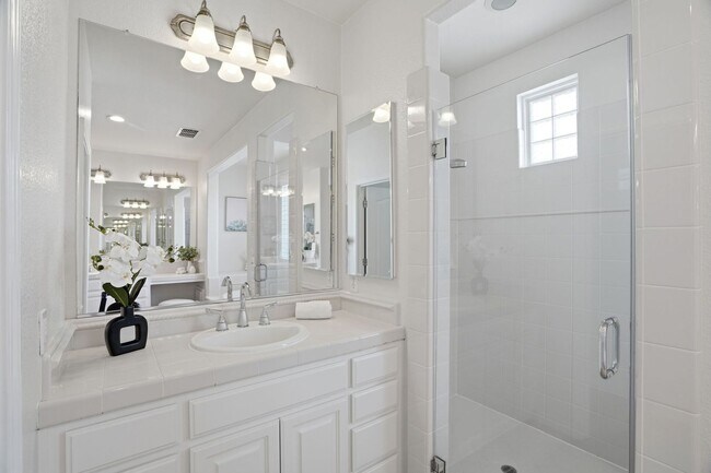 Building Photo - BRIGHT, OPEN RESIDENCE IN RIVERMARK HOME WITH EXCELLENT LAYOUT