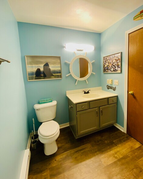 Additional Guest/2nd Bathroom. - 384 Minz Park Cir