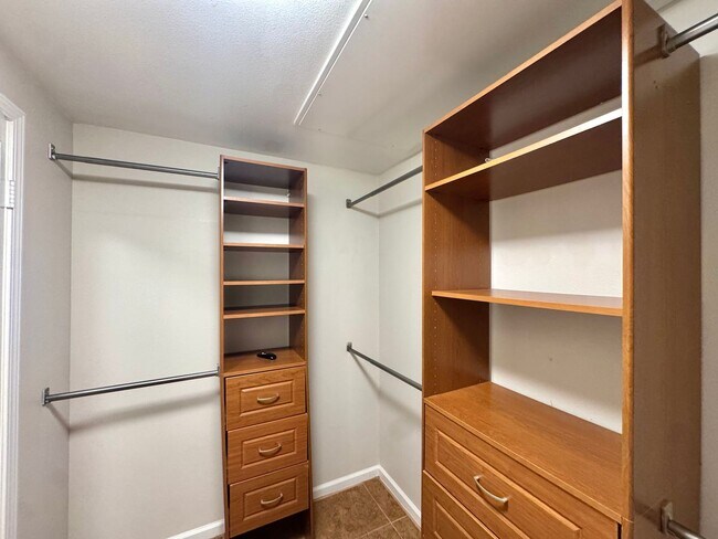 Building Photo - Gorgeous 3 Bed, 2 Bath Unit with Ocean Views